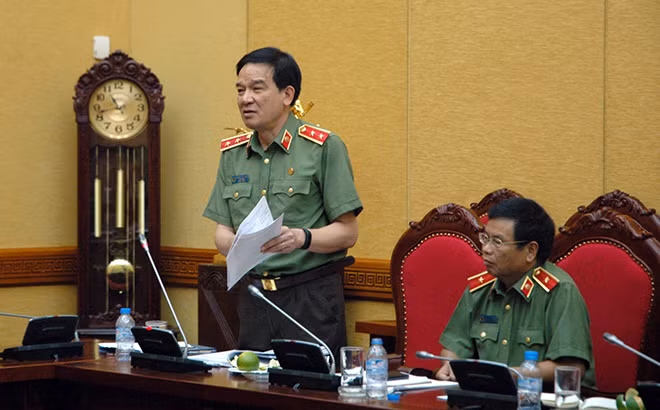 Trung tướng Nguyễn Văn Khảo, Cục trưởng Cục xây dựng phong trào Toàn dân bảo vệ ANTQ phát biểu đóng góp ý kiến vào nội dung Tờ trình