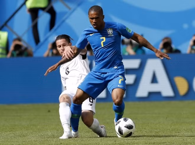 HLV Tite khá đau đầu khi Douglas Costa bị chấn thương và không thể ra sân trong trận đấu gặp Serbia
