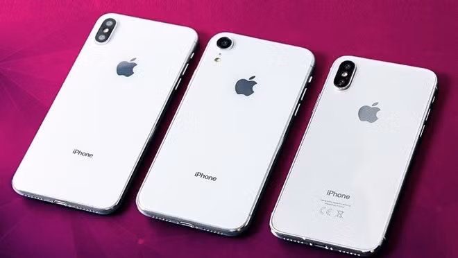 Theo Apple công bố, iPhone XS và XS Max sẽ cho phép đặt trước từ ngày 14-9 và bán ra thị trường từ ngày 21-9. Trong đó iPhone XS sẽ có mức giá 999USD, 1.149USD và 1.349USD cho tùy chọn bộ nhớ 64GB, 256GB và 512GB. Các phiên bản tương tự của iPhone XS Max sẽ có mức giá lần lượt 1.099USD, 1.249USD và 1.449USD.