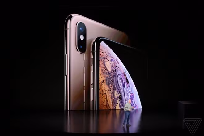 Ngoài ra, một nâng cấp đáng chú ý khác trên hệ thống camera của bộ đôi iPhone mới là tính năng có tên gọi “Smart HDR”, giúp cải thiện chức năng chụp ảnh HDR trên sản phẩm, tăng chi tiết, độ tương phản, màu sắc... trên các hình ảnh được chụp.