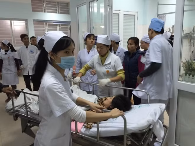 Công nhân cấp cứu tại bệnh viện do ngộ độc thực phẩm.