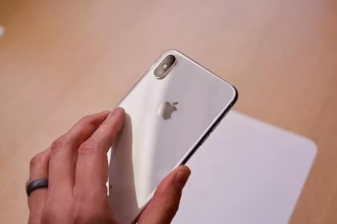 Trái tim mới được Apple cung cấp cho iPhone Xs và Xs Max năm nay là bộ vi xử lý A12 Bionic mới nhất của Apple, với 6 lõi xử lý và là chip di động đầu tiên được xây dựng trên tiến trình 7nm, giúp cải thiện hiệu suất mà vẫn tiết kiệm được năng lượng. Bộ đôi sản phẩm sẽ có các phiên bản bộ nhớ để tùy chọn, bao gồm 64GB, 256GB và 512GB.