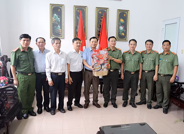 Đại tá Hồ Văn Mười, Giám đốc Công an tỉnh Đắk Nông tặng quà, chúc Tết Thành ủy, HĐND, UBND Thành phố Gia Nghĩa. Đại tá Hồ Văn Mười, Giám đốc Công an tỉnh Đắk Nông tặng quà, chúc Tết Thành ủy, HĐND, UBND Thành phố Gia Nghĩa.