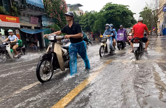 Tình trạng ngập cũng diễn ra tại nút giao Lê Duẩn - Cửa Nam, nhiều phương tiện bị chết máy khi đi qua khu vực ngập