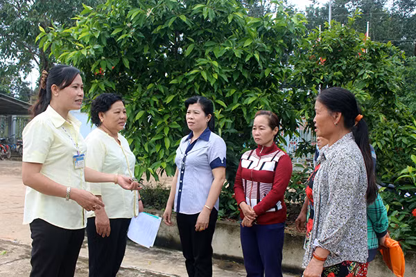 Bà Đặng Thị Lương cùng các thành viên CLB phụ nữ phòng chống ma túy xã Phú Lý.