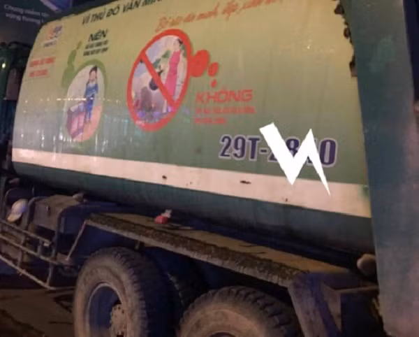 Xe chở rác sau tai nạn.