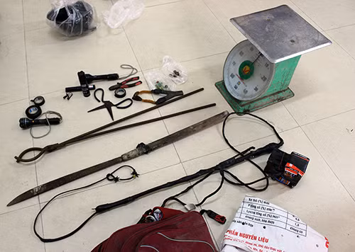 Các dụng cụ bắt trộm chó.