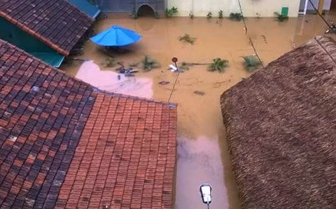 Biển nước dâng ngập đến mái nhà dân. Ảnh: Facebook.