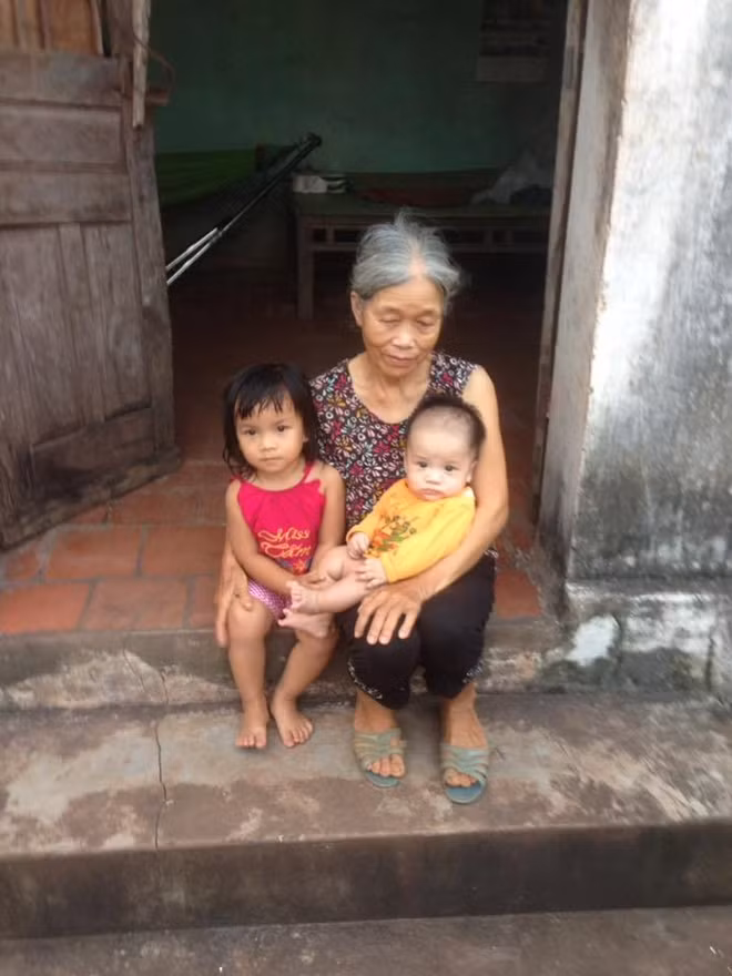 Bà nội đã già yếu nhưng vẫn phải chăm cháu.