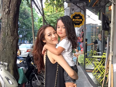 Bảo Anh cùng bản sao nhí của mình.