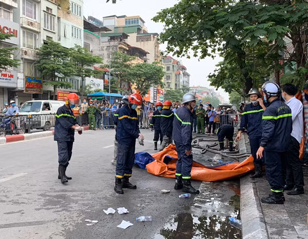 Cảnh sát PCCC tại hiện trường. Cảnh sát PCCC tại hiện trường.