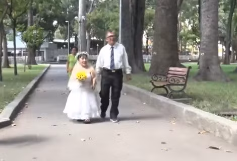 Cô dâu, chú rể dắt tay nhau hạnh phúc trong ngày cưới.