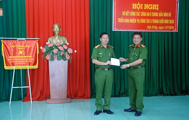 Đại tá Nguyễn Văn Hùng - Phó giám đốc Công an tỉnh Đắk Nông trao quyết định thưởng nóng cho Công an huyện Đắk R’lấp.