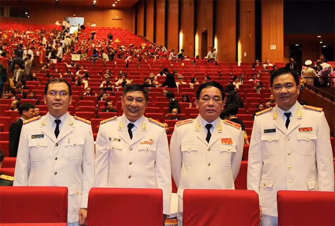 Đại tá, GS.TS. Nguyễn Minh Đức (ngoài cùng bên phải) cùng các tân Giáo sư của lực lượng Công an. Đại tá, GS.TS. Nguyễn Minh Đức (ngoài cùng bên phải) cùng các tân Giáo sư của lực lượng Công an.