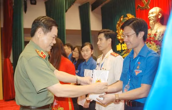 Trung tướng Nguyễn Xuân Mười tặng quà các đại biểu ưu tú.