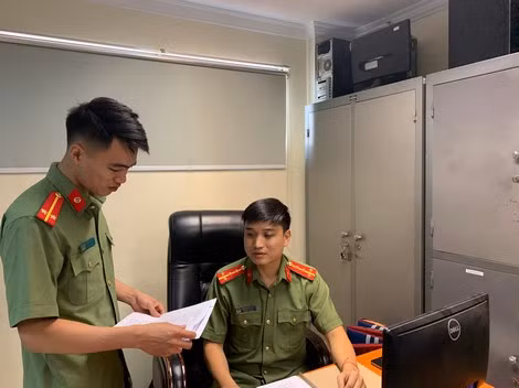 Đại úy Phạm Quốc Hưng trong một ngày làm việc ở đơn vị.