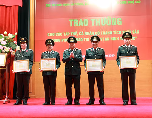 Thứ trưởng Bùi Văn Nam trao Bằng khen của Ban thường vụ Đảng ủy Công an Trung ương cho các đồng chí lãnh đạo Cục An ninh mạng và PCTP sử dụng công nghệ cao.