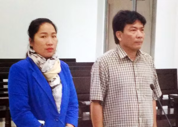 Bị cáo Dũng và Vũ tại tòa.