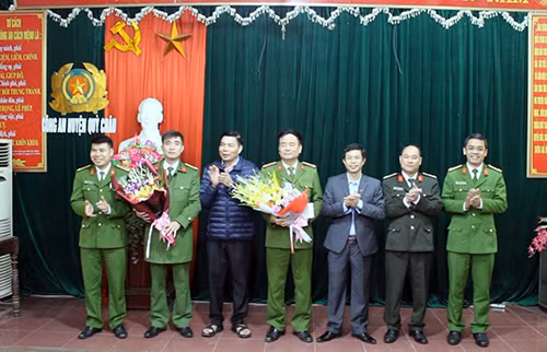 Lãnh đạo huyện Quỳ Châu trao thưởng Ban chuyên án