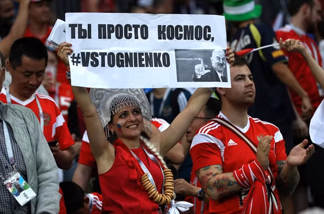CĐV với tấm bảng ủng hộ thầy trò HLV Stanislav Cherchesov với chiến tích tuyệt vời tại World Cup 2018.