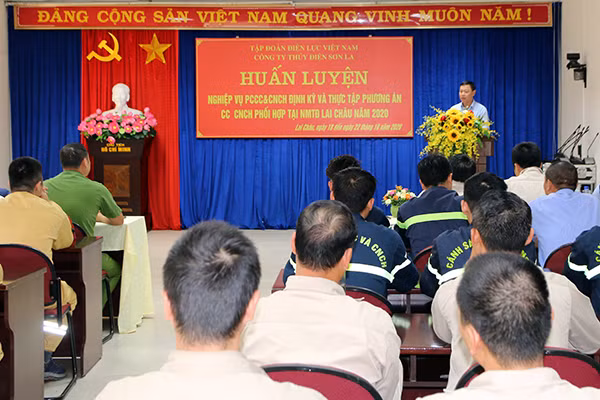 Ông Lưu Khánh Toàn - Phó Giám đốc Công ty phát biểu khai mạc buổi huấn luyện nghiệp vụ PCCC &CNCH và thực tập phương án chữa cháy & CNCH tại Nhà máy thủy điện Lai Châu năm 2020.