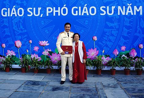 Đại tá, GS.TS.Nguyễn Minh Đức và mẹ. Đại tá, GS.TS.Nguyễn Minh Đức và mẹ.