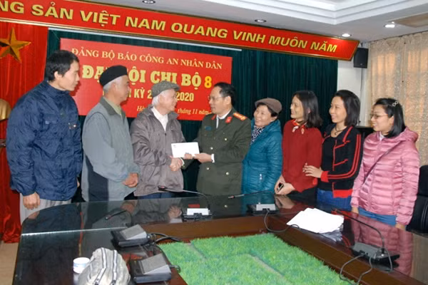 Đại tá Trần Thanh Phong, Phó Tổng biên tập Báo CAND nhận số tiền 21 triệu đồng do đại diện Trường Mẫu – Trường ngoại cảm Tố Dương trao tặng.