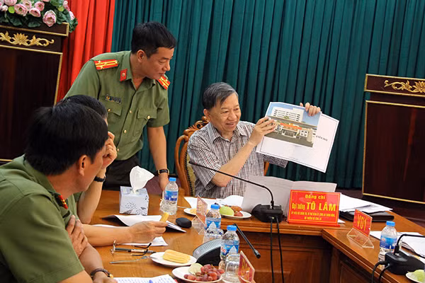 Bộ trưởng Tô Lâm kiểm tra thiết kế một hạng mục công trình theo quy hoạch.