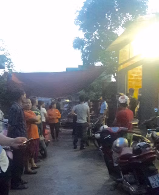 Người dân địa phương đến chia sẻ với gia đình nạn nhân