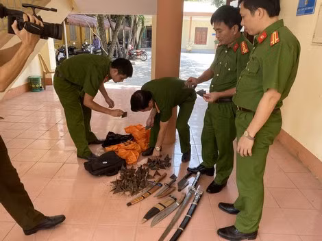 Vũ khí thu được tại nhà Trịnh Anh Vân.