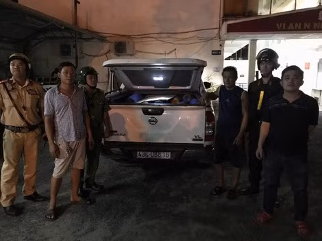 Công an quận 1, Tổ công tác 363 cùng Công an phường xử lý thu giữ các bình khí N2O.
