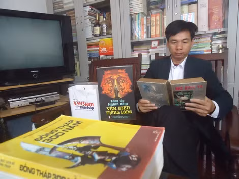 Phùng Hoàng Anh và những cuốn sách quý.