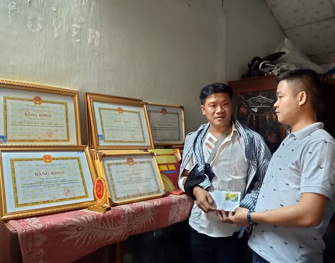 Người dân cảm động, trao quà hỗ trợ anh Nguyên điều trị thương tích.
