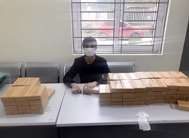 Tài xế V. và số nước hoa giả bị tại cơ quan Công an.