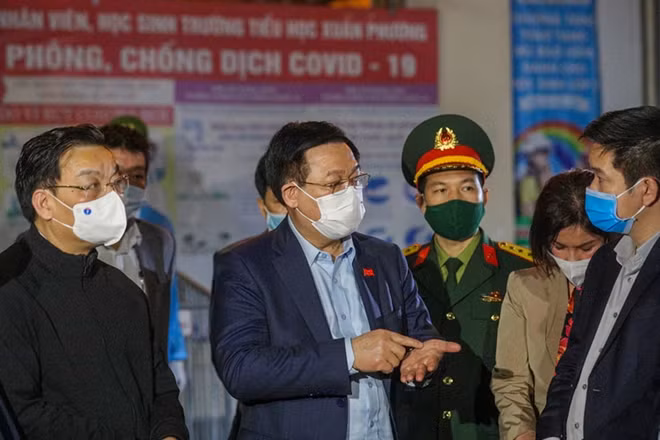 Tại buổi kiểm tra đột xuất, trước tình hình dịch bệnh hiện nay, đồng chí Vương Đình Huệ yêu cầu các lực lượng chức năng đảm bảo công tác phòng chống dịch tại trường Tiểu học Xuân Phương đồng thời chăm lo chu đáo cho các em học sinh và người thân trong quá trình cách ly tại đây. Tất cả phải đảm bảo theo đúng quy định phòng chống dịch COVID-19 của Bộ Y tế.