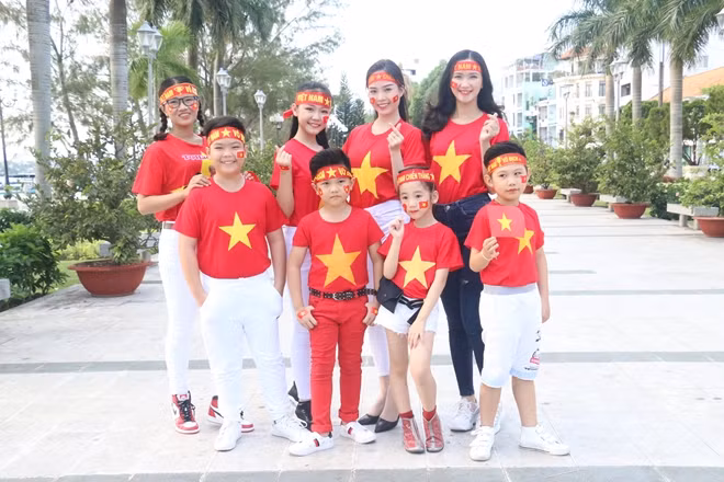 Các bạn nữ tại TP Cần Thơ dễ thương tham gia cổ vũ cho đội tuyển Việt Nam.