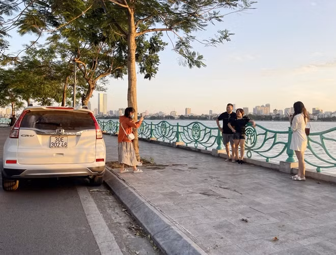 Các nam nữ thanh niên vẫn chủ quan tụ tập tại khu vực ven hồ Tây như lúc chưa hề có dịch. Hình ảnh được PV CAND ghi nhận vào chiều tối 20/6 tại hồ Tây.