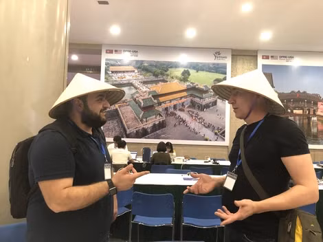 Hai phóng viên Nga mê nón lá Việt Nam.