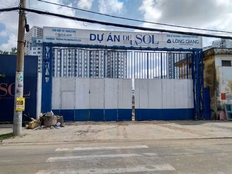 Dự án De La Sol được cho là chưa san lấp xong mặt bằng vẫn huy động vốn. Dự án De La Sol được cho là chưa san lấp xong mặt bằng vẫn huy động vốn.