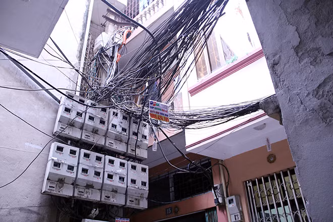 Đi cùng với mật độ dân cư dày đặc là hệ thống đường dây điện chằng chịt, rối như tơ vò.