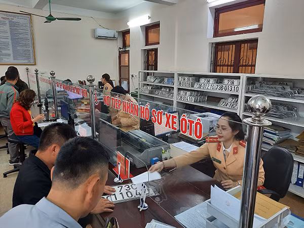 Phòng CSGT, Công an Quảng Bình đã rút ngắn được thời gian nhận và trả kết quả đăng ký mới xe ôtô cho người dân chỉ trong vòng 180 phút.