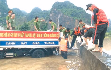 Cán bộ, chiến sĩ Công an tỉnh Ninh Bình cùng dân chống lũ.