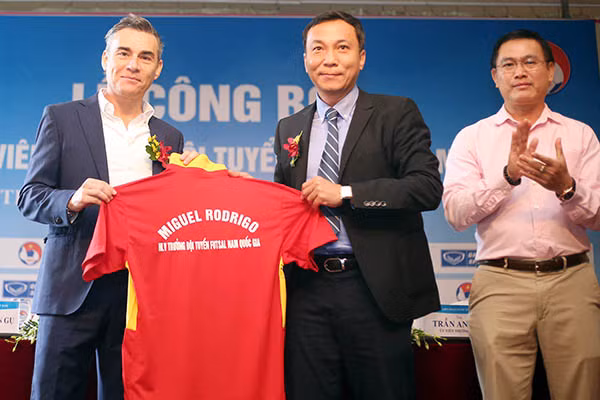 Hy vọng HLV Rodrigo sẽ giúp các cầu thủ cải thiện tâm lý khi đụng Thái Lan.