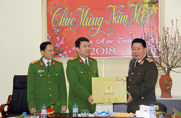 Thứ trưởng Bùi Văn Thành trao quà động viên các CBCS Phòng Cảnh sát PCCC số 3 Hà Nội hoàn thành tốt nhiệm vụ ứng trực Tết Nguyên đán