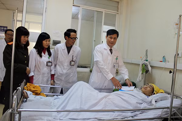 Lãnh đạo Bệnh viện 19-8 và đại diện Công đoàn thăm, tặng quà một bệnh nhân.