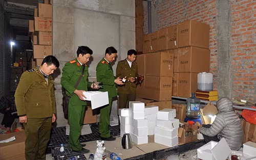 Lực lượng chức năng tiến hành kiểm tra cơ sở sản xuất rượu giả nhãn mác nước ngoài ở Hà Nội