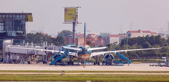 Theo kế hoạch trước đó, chuyến bay dự kiến hạ cánh lúc 11h20, trưa 29/7. Tuy nhiên, vì lý do chờ nạp nhiên liệu, nên chuyến bay đã khởi hành về nước trễ hơn dự kiến.