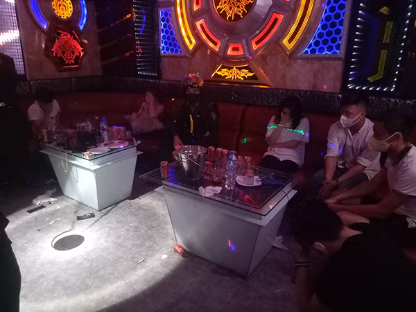 Nhóm nam, nữ thanh niên tại 1 phòng hát Karaoke Newstar.