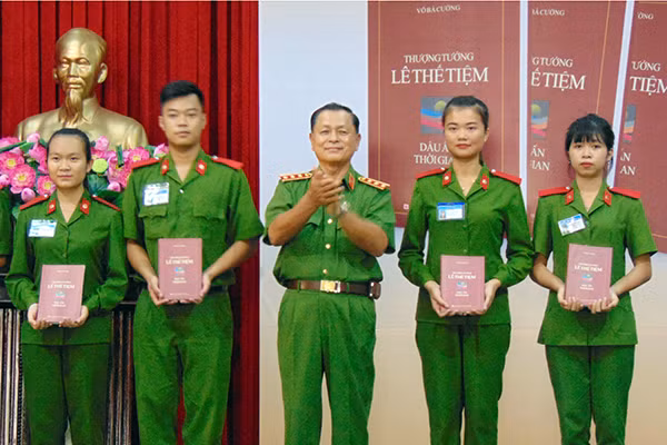 Thượng tướng Lê Thế Tiệm tặng sách cho các học viên Trường Trung cấp CSND V.