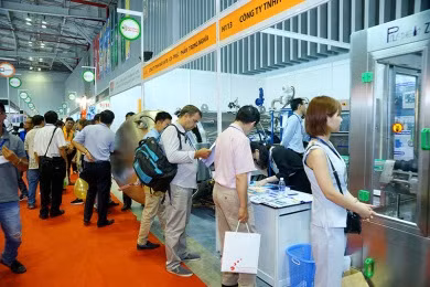 DN tham khảo các công nghệ hiện đại giới thiệu tại triển lãm.